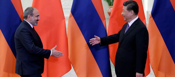 Председатель КНР Си Цзиньпин встречает премьер-министра Армении Никола Пашиняна в большом Народном зале (14 мая 2019). Пекин Председатель КНР Си Цзиньпин встречает премьер-министра Армении Никола Пашиняна в большом Народном зале (14 мая 2019). Пекин - Sputnik Արմենիա