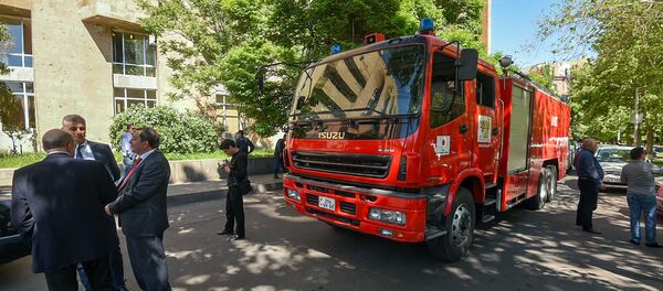 Спасатели эвакуировали сотрудников министерств из правительственного здания (14 мая 2019). Еревaн - Sputnik Արմենիա