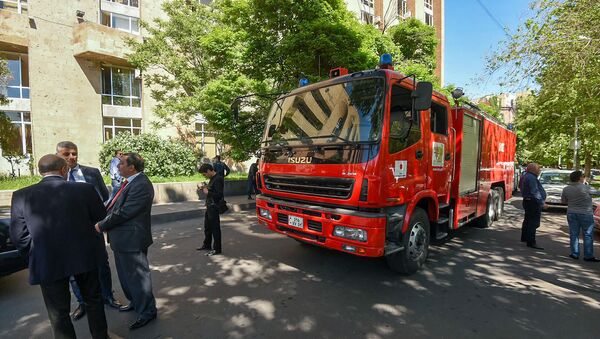 Спасатели эвакуировали сотрудников министерств из правительственного здания (14 мая 2019). Еревaн - Sputnik Արմենիա