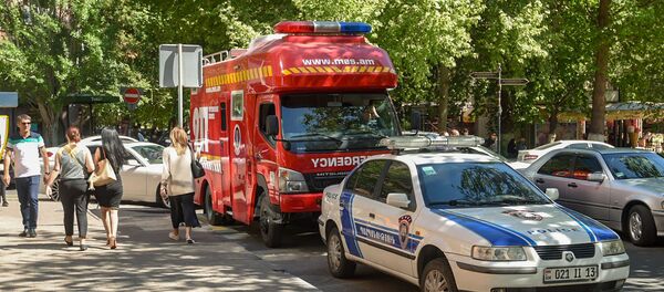 Спасатели эвакуировали сотрудников министерств из правительственного здания (14 мая 2019). Еревaн - Sputnik Армения