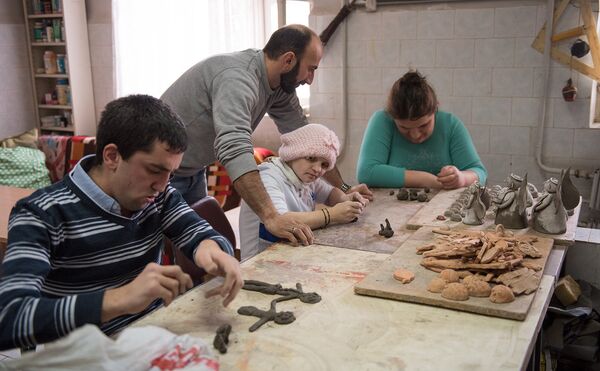 Уроки по лепке глины в детдоме Харберда Уроки по лепке глины в детдоме Харберда - Sputnik Արմենիա