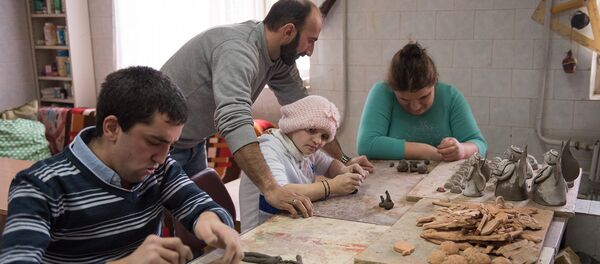 Уроки по лепке глины в детдоме Харберда Уроки по лепке глины в детдоме Харберда - Sputnik Армения