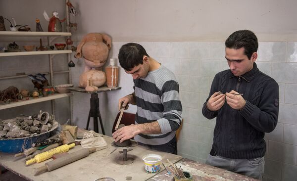 Уроки по лепке глины в детдоме Харберда Уроки по лепке глины в детдоме Харберда - Sputnik Армения