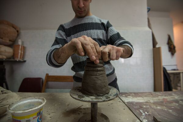 Уроки по лепке глины в детдоме Харберда Уроки по лепке глины в детдоме Харберда - Sputnik Արմենիա