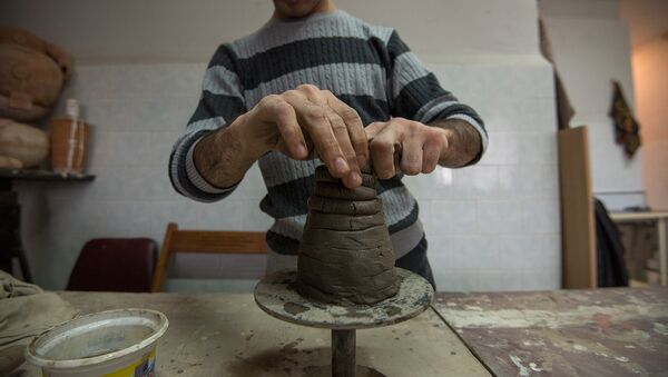 Уроки по лепке глины в детдоме Харберда - Sputnik Армения