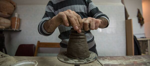 Уроки по лепке глины в детдоме Харберда Уроки по лепке глины в детдоме Харберда - Sputnik Արմենիա