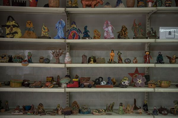 Уроки по лепке глины в детдоме Харберда Уроки по лепке глины в детдоме Харберда - Sputnik Армения