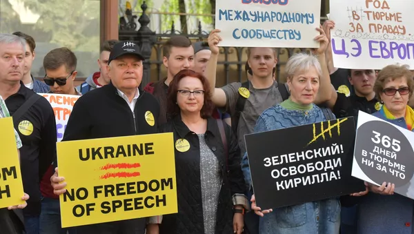 Генеральный директор МИА Россия сегодня Дмитрий Киселев (второй слева) во время акции в поддержку Кирилла Вышинского у здания посольства Украины в России (15 мая 2019). Москвa - Sputnik Армения