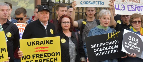 Генеральный директор МИА Россия сегодня Дмитрий Киселев (второй слева) во время акции в поддержку Кирилла Вышинского у здания посольства Украины в России (15 мая 2019). Москвa - Sputnik Армения