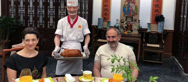 Премьер-министр Никол Пашинян с супругой Анной Акопян в старинном ресторане (14 мая 2019). Пекин Премьер-министр Никол Пашинян с супругой Анной Акопян в старинном ресторане (14 мая 2019). Пекин - Sputnik Արմենիա