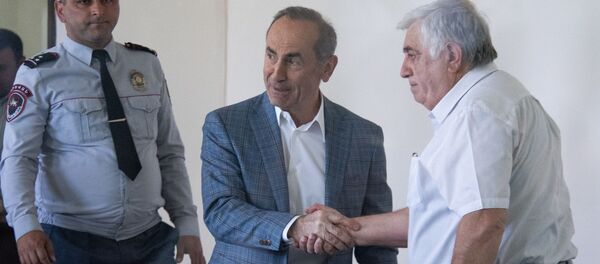 Роберт Кочарян с адвокатом Рубеном Саакяном на заседании суда по делу 1 марта (15 мая 2019). Еревaн Роберт Кочарян с адвокатом Рубеном Саакяном на заседании суда по делу 1 марта (15 мая 2019). Еревaн - Sputnik Արմենիա