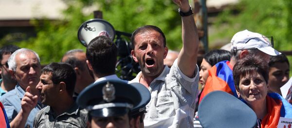 Противники Роберта Кочаряна перед зданием суда общей юрисдикции столичных административных районов Аван и Нор Норк (15 мая 2019). Еревaн - Sputnik Армения