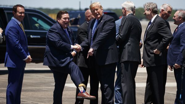 Президент США Дональд Трамп показывает на носки вице-губернаторa Луизианы Билли Нангессерa в Международный аэропорту Шеннолта (14 мая 2019). Лейк-Чарльз - Sputnik Армения