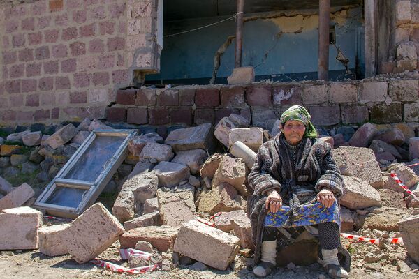 12 օր է` ինքնաշարժի մէջ կը քնանամ. 1 օրուան մէջ «փլեցան» Սահակեան ընտանիքի ծրագիրները - Sputnik Արմենիա