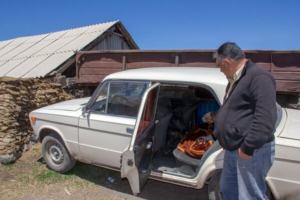 Без жены, с беременной невесткой и напуганной дочерью: как Саакяны оказались на улице - Sputnik Армения