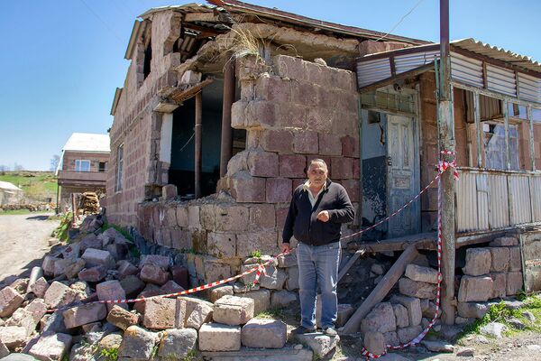 Без жены, с беременной невесткой и напуганной дочерью: как Саакяны оказались на улице - Sputnik Армения
