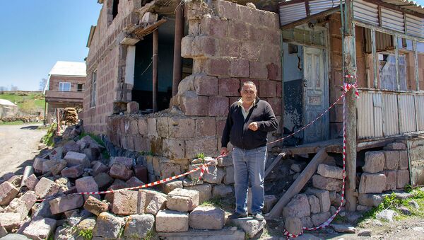 Артавазд Саакян, владелец орбушившегося дома в селе Хнаберд, Арагацотн - Sputnik Արմենիա