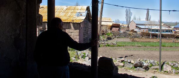 Артавазд Саакян, владелец орбушившегося дома в селе Хнаберд, Арагацотн - Sputnik Արմենիա