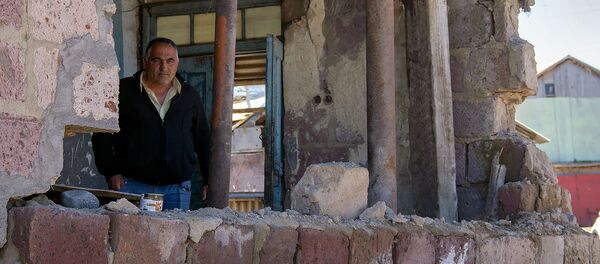 Артавазд Саакян, владелец орбушившегося дома в селе Хнаберд, Арагацотн - Sputnik Արմենիա