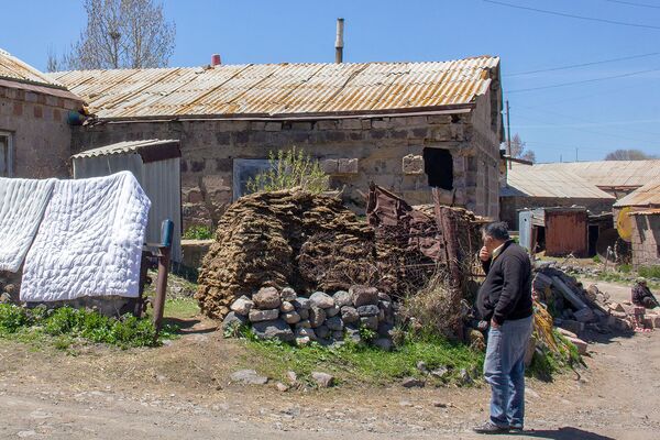 Без жены, с беременной невесткой и напуганной дочерью: как Саакяны оказались на улице - Sputnik Армения