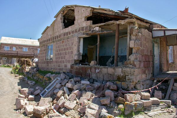 12 օր է` ինքնաշարժի մէջ կը քնանամ. 1 օրուան մէջ «փլեցան» Սահակեան ընտանիքի ծրագիրները - Sputnik Արմենիա