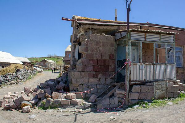 12 օր է` մեքենայի մեջ եմ քնում. ինչպես 1 օրում «փլվեցին» Սահակյան ընտանիքի ծրագրերը 12 օր է` մեքենայի մեջ եմ քնում. ինչպես 1 օրում «փլվեցին» Սահակյան ընտանիքի ծրագրերը - Sputnik Արմենիա