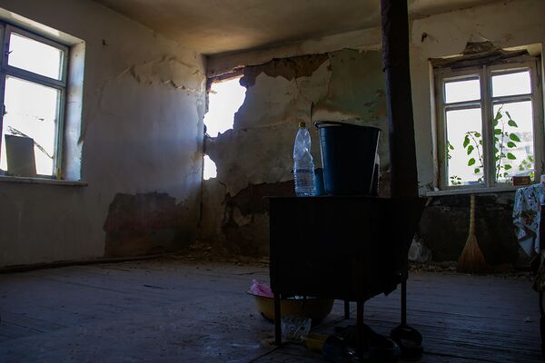 Без жены, с беременной невесткой и напуганной дочерью: как Саакяны оказались на улице - Sputnik Армения