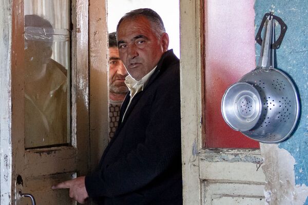 Без жены, с беременной невесткой и напуганной дочерью: как Саакяны оказались на улице - Sputnik Армения