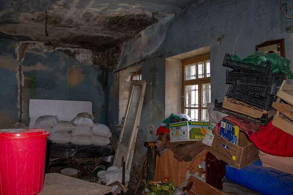 Без жены, с беременной невесткой и напуганной дочерью: как Саакяны оказались на улице - Sputnik Армения