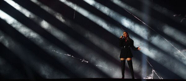 Армянская певица Србук исполняет «Walking Out» на репетиции второго полуфинала Международного конкурса песни Евровидение-2019 в Тель-Авиве (15 мая 2019). Израиль Армянская певица Србук исполняет «Walking Out» на репетиции второго полуфинала Международного конкурса песни Евровидение-2019 в Тель-Авиве (15 мая 2019). Израиль - Sputnik Армения