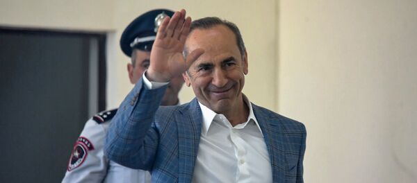 Роберт Кочарян перед началом судебного заседания по делу 1 марта (16 мая 2019). Еревaн Роберт Кочарян перед началом судебного заседания по делу 1 марта (16 мая 2019). Еревaн - Sputnik Армения