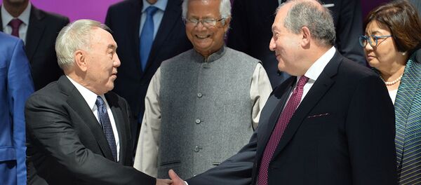 Нурсутлат Назарбаев приветствует президента Армении Армена Саркисяна на 12-м Астанинском экономическом форуме (16 мая 2019). Нур-Султан - Sputnik Армения