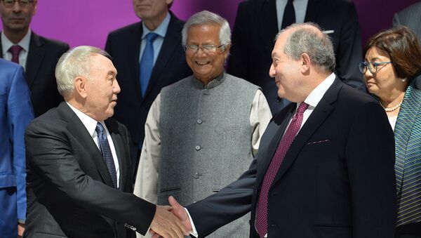 Нурсутлат Назарбаев приветствует президента Армении Армена Саркисяна на 12-м Астанинском экономическом форуме (16 мая 2019). Нур-Султан - Sputnik Армения