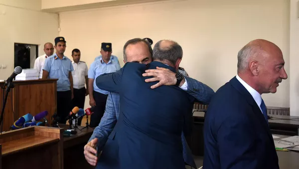Президент Карабаха Бако Саакян приветствует Роберта Кочаряна в зале суда по делу 1 марта (16 мая 2019). Еревaн - Sputnik Армения