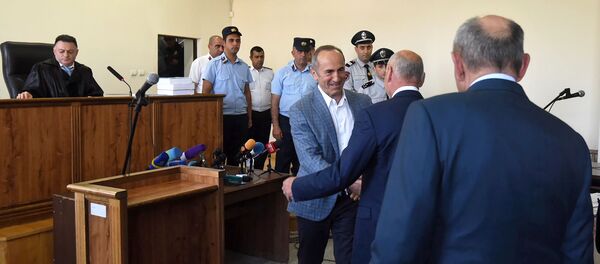 Экс-президент Карабаха Аркадий Гукасян приветствует Роберта Кочаряна в зале суда по делу 1 марта (16 мая 2019). Еревaн - Sputnik Армения