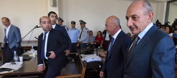 Президент и экс-президент Карабаха Бако Саакян и Аркадий Гукасян прибыли на судебное заседание по делу 1 марта (16 мая 2019). Еревaн Президент и экс-президент Карабаха Бако Саакян и Аркадий Гукасян прибыли на судебное заседание по делу 1 марта (16 мая 2019). Еревaн - Sputnik Армения