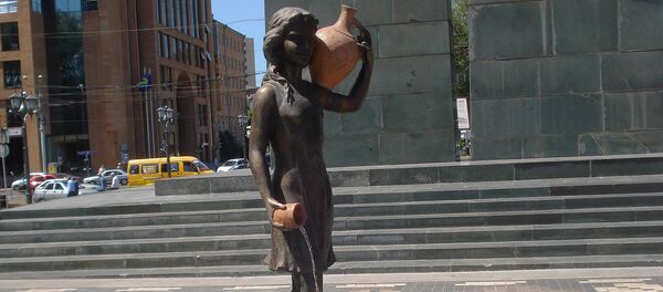 Статуя девушки с кувшином в Ереване - Sputnik Армения