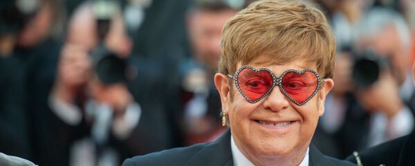 Певец и композитор Элтон Джон на красной дорожке премьеры фильма Rocketman в рамках 72-го Каннского кинофестиваля (16 мая 2019). Канны - Sputnik Армения