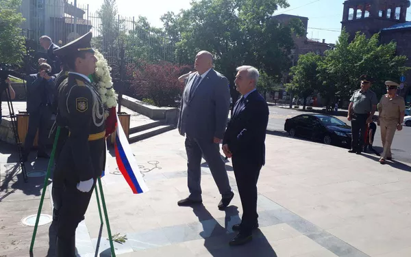 Сергей Аренин и Андраник Кочарян возложили венок к памятнику маршалу Баграмяну (17 мая 2019). Еревaн Сергей Аренин и Андраник Кочарян возложили венок к памятнику маршалу Баграмяну (17 мая 2019). Еревaн - Sputnik Армения