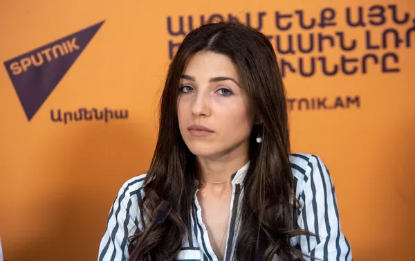 Айарпи Айрапетян на пресс-конференции, приуроченной к предстоящему IX Международному Фестивалю толмы (17 мая 2019). Еревaн Айарпи Айрапетян на пресс-конференции, приуроченной к предстоящему IX Международному Фестивалю толмы (17 мая 2019). Еревaн - Sputnik Армения