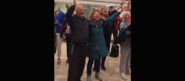 Туристы исполнили гимн Еревана в аэропорту Звартноц - Sputnik Արմենիա