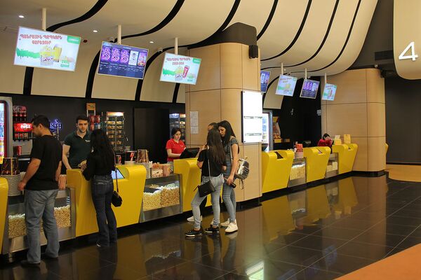 Вишневый сад с лайф-эффектом: Козловский и Боярская приехали в Ереван, но с одним но - Sputnik Армения