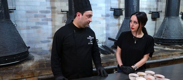 Հյուր շեֆ–խոհարարին. ինչպես թոնիրում գառան վիզ խորովել - Sputnik Արմենիա