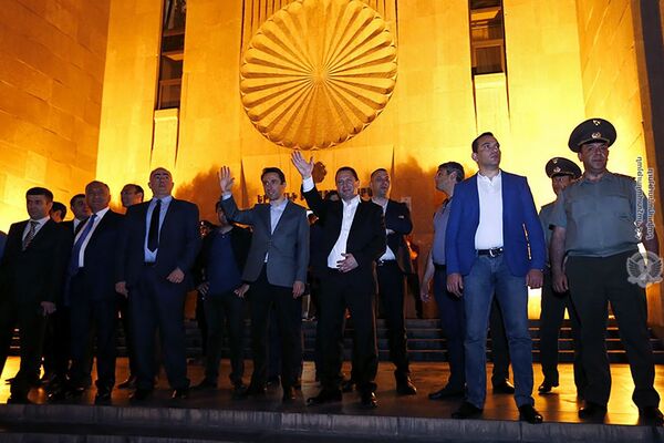 Родители солдат из Еревана навестили своих сыновей в приграничных воинских частях - Sputnik Армения