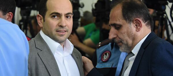 Седрак Кочарян и Арам Арутюнян в зале суда перед началом заседания по делу 1 марта (18 мая 2019). Еревaн Седрак Кочарян и Арам Арутюнян в зале суда перед началом заседания по делу 1 марта (18 мая 2019). Еревaн - Sputnik Արմենիա