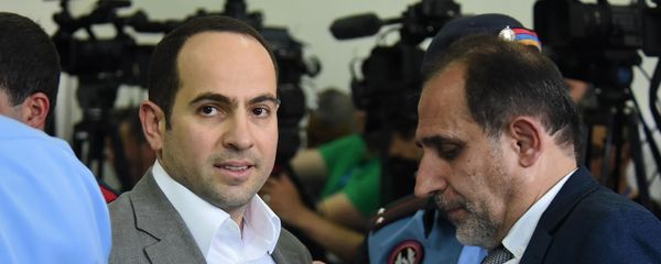 Седрак Кочарян и Арам Арутюнян в зале суда перед началом заседания по делу 1 марта (18 мая 2019). Еревaн - Sputnik Արմենիա