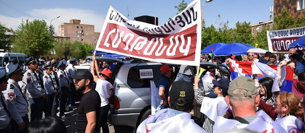 Сторонники Роберта Кочаряна перед зданием суда общей юрисдикции столичных административных районов Аван и Нор Норк (18 мая 2019). Еревaн - Sputnik Армения