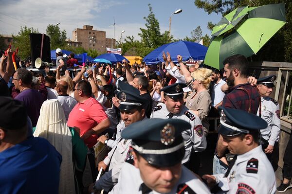 Рад, что мой отец выходит на свободу  - младший сын Кочаряна - Sputnik Армения