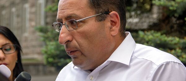 Адвокат Роберта Кочаряна - Айк Алумян отвечает на вопросы журналистов перед зданием СНБ Армении (18 мая 2019). Еревaн - Sputnik Армения