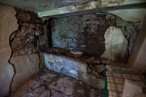 Տեսողական խաբկա՞նք, թե՞ ծռմռված պատեր. կյանքը Ողջաբերդի հոսող հողի վրա Տեսողական խաբկա՞նք, թե՞ ծռմռված պատեր. կյանքը Ողջաբերդի հոսող հողի վրա - Sputnik Արմենիա